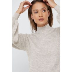 Vero Moda sweter damski kolor beżowy lekki. Brązowe swetry Vero Moda, l, bez wzorów, z dzianiny, bez ramiączek. W wyprzedaży za 83.99 zł.