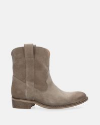 SZARE KOWBOJKI Z ZAMSZU M431M22 CAM ANTI. Szare botki Venezia, bez wzorów, ze skóry, bez obcasa, bez zapięcia. Za 869.00 zł.