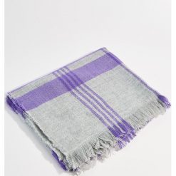 Szal w kratę - Szary. Szaliki i kominy marki DOMYOS. W wyprzedaży za 19.99 zł.