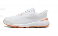 Buty golfowe Puma Gruve Sport dla kobiet, białe i pomarańczowe. Białe buty treningowe Puma, bez wzorów, bez zapięcia, na golfa. Za 404.02 zł.