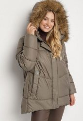 Ciemnozielona Kurtka z Pikowanymi Przeszyciami i Kapturem z Futerkiem Anavite. Zielone kurtki Born2be, plus size, bez wzorów, z jeansu. Za 279.99 zł.