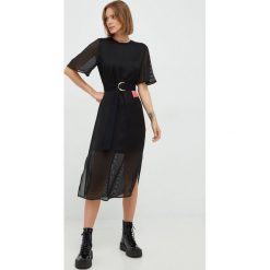 Armani Exchange sukienka kolor czarny midi prosta. Czarne sukienki Armani Exchange, na co dzień, z aplikacjami, z tkaniny, bez kołnierzyka, bez ramiączek, midi, proste. Za 869.99 zł.