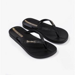 Klapki Ipanema Anat Lolita Fem Damskie. Czarne klapki Ipanema, bez wzorów, z gumy, sportowe, bez obcasa, bez zapięcia. Za 73.99 zł.