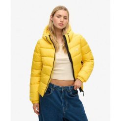 Kurtka pikowana z kapturem w stylu sportowym SUPERDRY. Żółte kurtki Superdry, bez wzorów, eleganckie, z kapturem. W wyprzedaży za 319.40 zł.