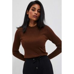 Dopsowany sweter w prążki czarny. Czarne swetry MOODO, xl, bez wzorów, z poliamidu, bez ramiączek. W wyprzedaży za 49.99 zł.