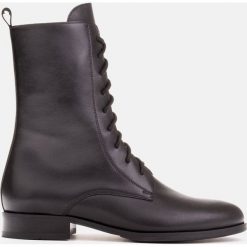Marco Shoes Klasyczne botki na niskim obcasie czarne. Czarne botki Marco Shoes, bez wzorów, klasyczne, bez obcasa, bez zapięcia. Za 469.00 zł.
