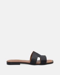 CZARNE KLAPKI ZE SKÓRY NATURALNEJ 0013171 BLACK. Czarne klapki Venezia, bez wzorów, ze skóry, bez obcasa, bez zapięcia. Za 229.00 zł.