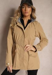 Ciemnobeżowa Kurtka w Stylu Parki Ściągana w Pasie z Kapturem i Geometrycznym Zdobieniem Tarillia. Brązowe kurtki Renee, l, z aplikacjami, z jeansu, eleganckie, z kapturem. W wyprzedaży za 134.99 zł.