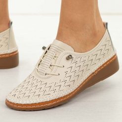 Beżowe ażurowane skórzane półbuty damskie T.Sokolski 26-78. Brązowe półbuty wsuwane Sokolski, na jesień, bez wzorów, z jeansu, klasyczne, z okrągłym noskiem, bez obcasa, na płaskiej podeszwie. Za 239.00 zł.