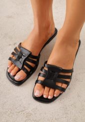 Czarne Klapki z Cienkimi Paseczkami Helarah. Czarne klapki Born2be, bez wzorów, eleganckie, bez obcasa, na płaskiej podeszwie, bez zapięcia. Za 69.99 zł.