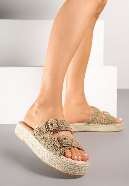 Ciemnobeżowe Klapki na Podeszwie z Plecionki z Szydełkową Cholewką ze Sprzączkami Fevilene. Brązowe klapki Renee, bez wzorów, eleganckie, bez obcasa, na płaskiej podeszwie, bez zapięcia. Za 89.99 zł.