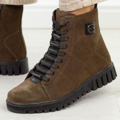 C.Brązowe skórzane botki damskie Filippo Dbt7273/26. Brązowe botki Filippo, bez wzorów, z dzianiny, eleganckie, z okrągłym noskiem, bez obcasa, na płaskiej podeszwie, bez zapięcia. Za 319.00 zł.