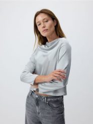 Bluzka z metalicznym połyskiem - jasnoszary. Szare bluzki Reserved, l, bez wzorów, z tkaniny, bez kołnierzyka, bez ramiączek. W wyprzedaży za 29.99 zł.