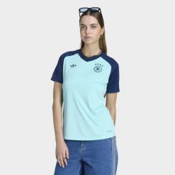 Wyjazdowa koszulka przedmeczowa Niemcy 26. Niebieskie t-shirty sportowe adidas, l, bez wzorów, z materiału, bez ramiączek, do piłki nożnej, climacool (adidas). Za 299.00 zł.