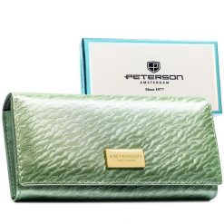 Duży portfel damski w jasnozielonym kolorze zamykany na zatrzask, w środku kieszonka na suwak - Peterson. Zielone portfele Peterson, bez wzorów, ze skóry ekologicznej. Za 79.99 zł.
