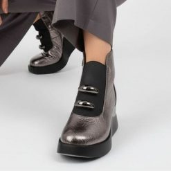 Botki damskie S. Barski, na koturnie z gumą w cholewce skórzanej i na zamek, grafitowe, MR52-106. Szare botki S.BARSKI, z aplikacjami, z gumy, eleganckie, bez obcasa, na koturnie, bez zapięcia. Za 299.00 zł.