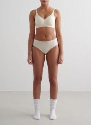 Damskie figi szczotkowane elastyczne, regularny stan Soft Cheeky Hipster białe. Białe figi AIM'N, bez wzorów, z elastanu, z standardowym stanem. Za 85.00 zł.