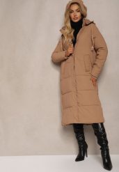 Beżowa Długa Kurtka Pikowana z Odpinanym Kapturem i Rozcięciami na Napy Nissira. Brązowe kurtki Renee, l, bez wzorów, z jeansu, eleganckie. W wyprzedaży za 139.99 zł.