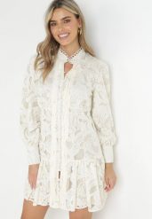 Jasnobeżowa Sukienka Toppey. Brązowe sukienki Born2be, m, w ażurowe wzory, z koronki, boho, bez kołnierzyka, bez ramiączek, mini. W wyprzedaży za 174.99 zł.