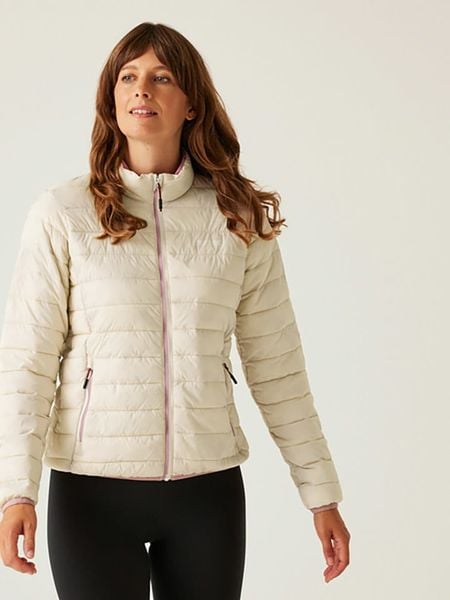 Regatta Kurtka pikowana "Hillpack II" w kolorze kremowym rozmiar: 36. Brązowe kurtki Regatta, bez wzorów, bez kaptura. Za 127.05 zł.