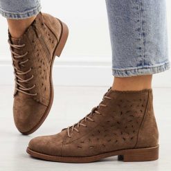 Coffee wiosenne zamszowe ażurowe botki damskie S.Barski 185. Botki S.BARSKI, w ażurowe wzory, z jeansu, eleganckie, z okrągłym noskiem, bez obcasa, na obcasie, bez zapięcia. Za 219.00 zł.
