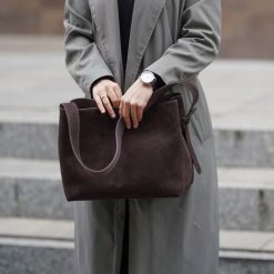 Shopperka skórzana Solier FL38 Sienna czekoladowa. Brązowe torebki klasyczne Solier, bez wzorów, ze skóry, biznesowe, na ramię, zamszowe, bez dodatków. Za 399.00 zł.