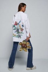 Medicine koszula damska kolor biały relaxed z kołnierzykiem klasycznym. Białe koszule MEDICINE, l, bez wzorów, klasyczne, bez kołnierzyka, bez ramiączek. Za 159.90 zł.