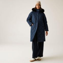 Płaszcz damski zimowy ocieplany Freyla. Niebieskie płaszcze Regatta, na zimę, bez wzorów, z puchu, eleganckie, bez kaptura. W wyprzedaży za 299.99 zł.