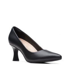 Półbuty Clarks. Czarne półbuty wsuwane Clarks, bez wzorów, bez obcasa, na obcasie. Za 259.99 zł.