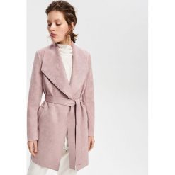 Płaszcz z paskiem - Fioletowy. Płaszcze marki Reserved. Za 249.99 zł.