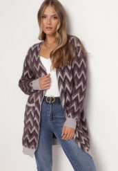 Ciemnofioletowy Niezapinany Kardigan Przed Kolano w Paski Chevron Afesura. Fioletowe swetry Born2be, bez wzorów, z dzianiny, bez ramiączek. W wyprzedaży za 93.49 zł.