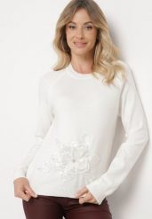 Biały Sweter Ozdobiony Cekinami Koralikami i Cyrkoniami w Kształcie Kwiatka Romiella. Białe swetry Born2be, na zimę, m, bez wzorów, bez ramiączek. W wyprzedaży za 84.99 zł.