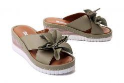 ARTIKER RELAKS 52C0503 zielony, klapki damskie. Zielone klapki Artiker Relaks, w ażurowe wzory, ze skóry, bez obcasa, na koturnie, bez zapięcia. Za 264.90 zł.