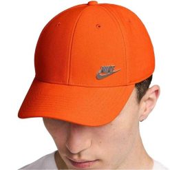 Strukturalna Czapka Z Daszkiem Z Metalowym Logo Klubu. Brązowe czapki z daszkiem Nike, bez wzorów. Za 143.99 zł.
