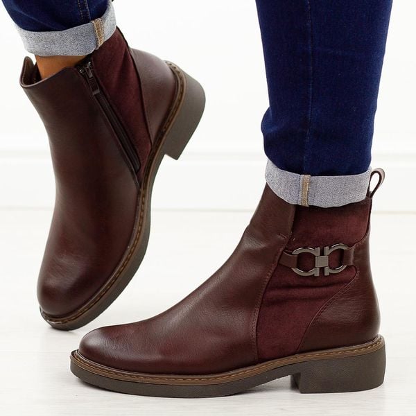 Bordowe płaskie botki damskie Jezzi asa252-11. Czerwone botki Jezzi, z aplikacjami, ze skóry, biznesowe, bez obcasa, na obcasie, bez zapięcia. Za 249.00 zł.