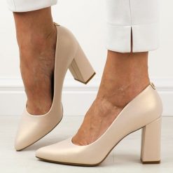 Beżowe perłowe czółenka damskie na słupku Sergio Leone Pb216. Brązowe czółenka Sergio Leone, na jesień, bez wzorów, ze skóry, eleganckie, bez obcasa, na słupku, bez zapięcia. Za 159.00 zł.