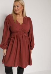 Bordowa Rozkloszowana Sukienka z Marszczeniem w Talii i Dekoltem w Serek Salindea. Czerwone sukienki Born2be, na co dzień, plus size, bez wzorów, eleganckie, bez kołnierzyka, plus size, bez ramiączek, rozkloszowane. Za 139.99 zł.
