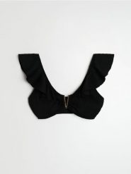 Góra od bikini z falbanami i dekoracyjnym metalem - czarny. Czarne bikini Sinsay, bez wzorów. Za 29.99 zł.