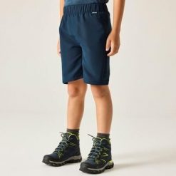 Spodenki dziecięce Sorcer III. Niebieskie szorty Regatta, bez wzorów, z elastanu, sportowe. Za 149.50 zł.