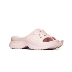 Damskie klapki Crocs BAE SLIDE 211108-6UR. Czerwone klapki Crocs, bez wzorów, z materiału, z okrągłym noskiem, bez obcasa, bez zapięcia. Za 239.00 zł.