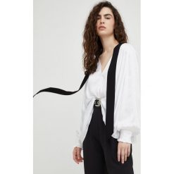 The Kooples koszula damska kolor biały relaxed z wiązanym dekoltem. Białe koszule The Kooples, l, bez wzorów, bez kołnierzyka, bez ramiączek. W wyprzedaży za 607.99 zł.