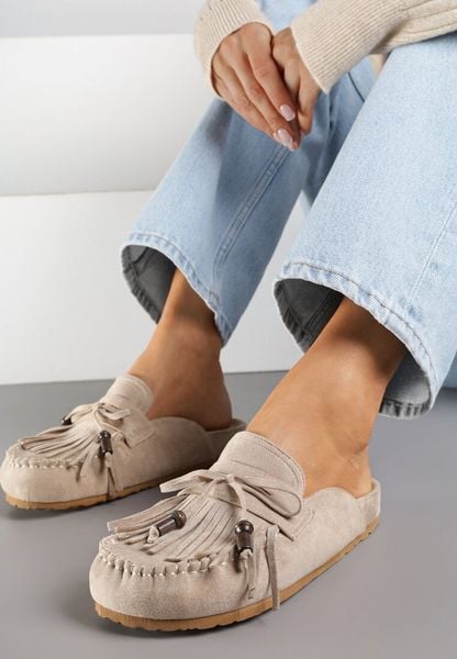 Ciemnobeżowe Klapki Ozdobione Kokardą i Frędzlami Felindrise. Brązowe klapki Renee, z aplikacjami, boho, bez obcasa, na płaskiej podeszwie, bez zapięcia. Za 119.99 zł.