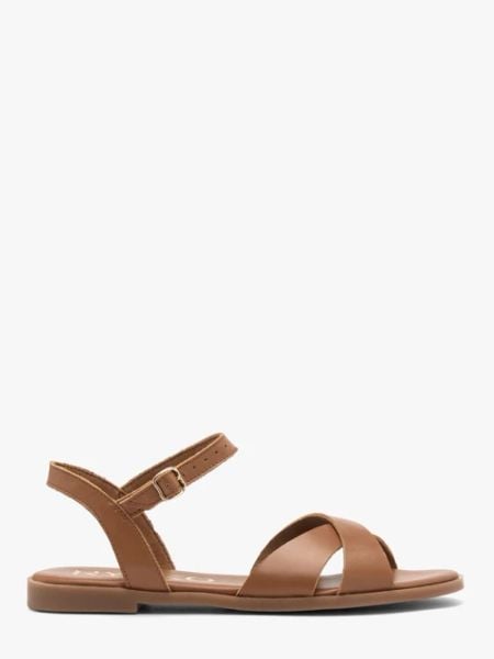 Jasnobrązowe sandały damskie płaskie. Brązowe sandały Ryłko, bez wzorów, ze skóry, eleganckie, bez obcasa, na płaskiej podeszwie, bez zapięcia. W wyprzedaży za 229.99 zł.