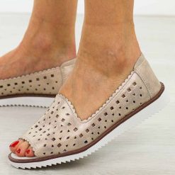 Beżowe ażurowe skórzane sandały damskie S.Barski 922. Brązowe sandały S.BARSKI, w ażurowe wzory, z jeansu, eleganckie, bez obcasa, na płaskiej podeszwie, bez zapięcia. Za 229.00 zł.