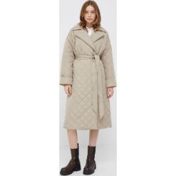 Tommy Hilfiger kurtka damska kolor beżowy przejściowa oversize. Brązowe kurtki Tommy Hilfiger, l, bez wzorów, klasyczne, bez kaptura. W wyprzedaży za 999.90 zł.