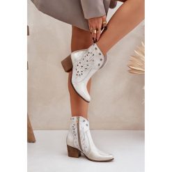 Lewski Shoes Ażurowe Botki Kowbojki Skórzane Na Słupku Lewski 3613 Złoty Przecierany. Żółte botki w ażurowe wzory, ze skóry, bez obcasa, na obcasie, bez zapięcia. Za 585.82 zł.