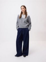 Sweter z ozdobnym kołnierzem - szary. Szare swetry Reserved, l, bez wzorów, z dzianiny, bez ramiączek. Za 159.99 zł.