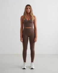 Damskie legginsy dłuższe, wysoki stan, invisible scrunch Shape Seamless brązowe. Brązowe legginsy AIM'N, bez wzorów, z dzianiny, długie. Za 301.00 zł.