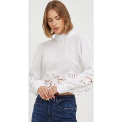 Guess bluzka damska kolor biały gładka. Białe bluzki Guess, l, z aplikacjami, z tkaniny, bez kołnierzyka, bez ramiączek. Za 549.99 zł.