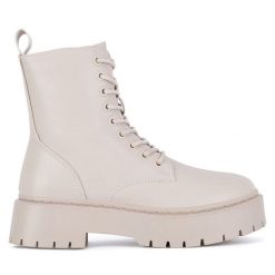 Botki DeeZee. Brązowe botki DeeZee, bez wzorów, bez obcasa, na płaskiej podeszwie, bez zapięcia. Za 139.99 zł.